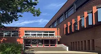 Gymnasium Süderelbe, Haupteingang vom Falkenbergsweg