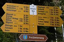 Wegweiser für Wanderwege und einen Kulturweg bei Hägglingen, Kanton Aargau