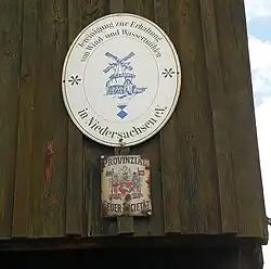 Schild der niedersächsischen Mühlenvereinigung