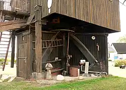 Das Bockgerüst als Untergestell der Mühle, inzwischen umbaut