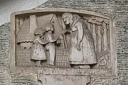 Relief Hänsel und Gretel an der Schulfassade