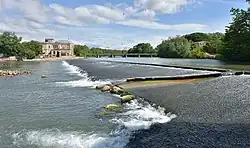 Hérault mit Château Laurens und Bahnbrücke