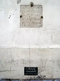 Paris, Hôpital des Quinze-Vingts, oben Hochwassermarke von 1740