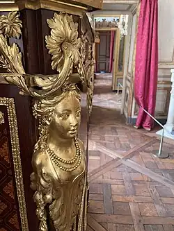 Detail des Riesener-Klappschreibtisches mit Bronzeornamenten (1771)