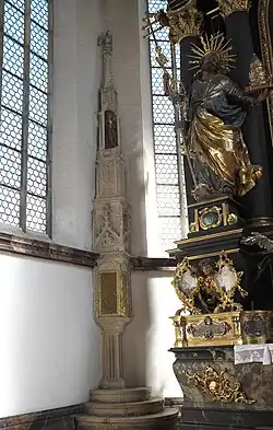 Sakramentshaus und Apostel Petrus am Hochaltar