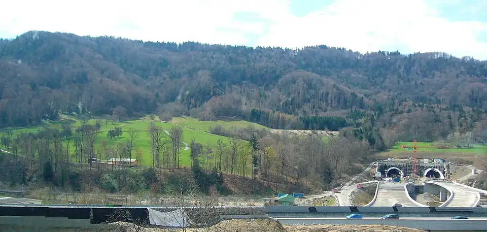 Höckler, rechts davon das Ostportal «Gänziloo» (2006)