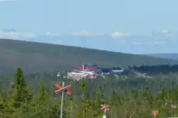 Sälens Högfjällshotell und Weg mit Wintermarkierungen (Andreaskreuze) (2019)