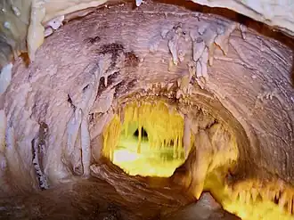 Blick durch das "Haifischmaul" zu einem Höhlensee