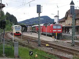 Eine Regionalbahn der Höllentalbahn und ein Ringzug-Triebwagen im Bahnhof Neustadt