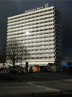 Die Diskontobank und heutige Deutsche Bank mit ihrer stark plastisch-horizontal gegliederten Fassade an der Otto-Suhr-Allee vom Ernst-Reuter-Platz aus gesehen