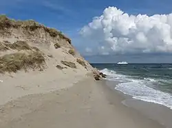 Situation 2017: Für das Umrunden der Südspitze Sylts zu Fuß muss ein niedrigerer Wasserstand abgewartet werden, da bei Hochwasser die Nordsee bis an den Dünensaum reicht.