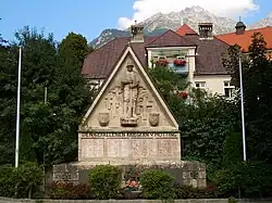 Kriegerdenkmal vor der Neuen Pfarrkirche