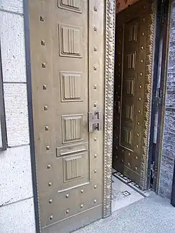 Eingangstür Poststraße 2–4 mit Initial