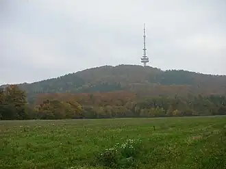 Blick von Quelle (Süden) zur Hünenburg mit dem Fernmeldeturm Hünenburg