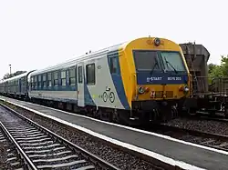 Steuerwagen 8076 203 der MÁV-START in Tiszafüred mit einem Fahrradabteil