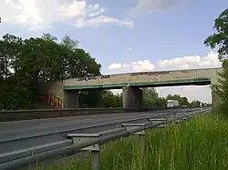 Älteste bis Mai 2015 vorhandene Autobahnbrücke auf der HaFraBa-Magistrale an der A&nbsp;67 bei Pfungstadt von 1934.[4][5]