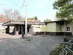 Relikt der Flugzeugwerke: Straßenbahn-Wartehalle in der Dessauer Straße