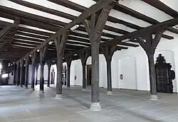 Gotische Stützenreihe mit profilierten Kopfbändern und Sattelhölzern in der Unteren Halle des Bremer Rathauses