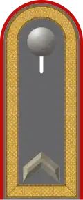 Dienstgradabzeichen eines Feldwebels der Artillerietruppe auf Schulterklappe der Jacke des Dienstanzuges für Heeresuniformträger