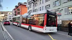 Die Stangen stehen über das Heck hinaus und weisen deshalb mitunter eine Warn­markierung auf, in diesem Fall eine weiß-rot schraffierte