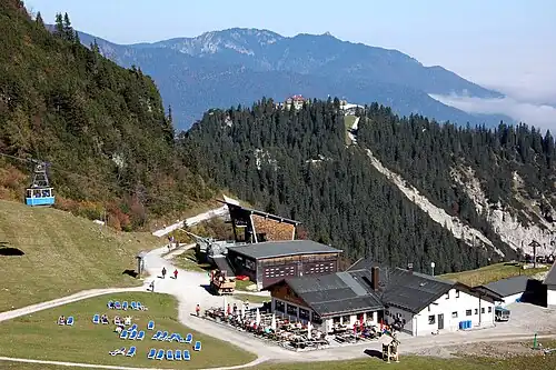 Talstation der Hochalmbahn, davor die Hochalm, am Kamm das Kreuzeck (2010)