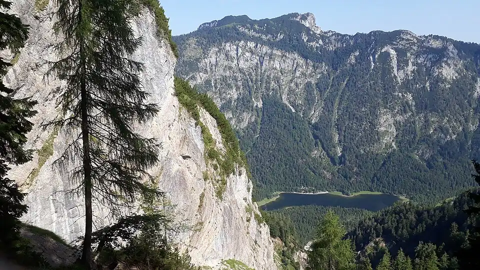 Nordostwand am Hausgrabenkopf. Tief unterhalb der Lödensee und gegenüber der Bergstock des Hochkienbergs.