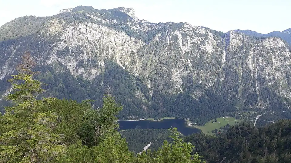 Frontalansicht des Hochkienbergs von Süden, darunter der Lödensee.