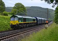 DE 67 der RHC mit einem Kohleganzzug auf der Dillstrecke in der Nähe von Dillbrecht