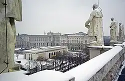 Überblick über den Heldenplatz mit der Neuen Burg und dem Äußeren Burgtor. Die Neue Burg wird das HdGÖ beherbergen; das Äußere Burgtor wird auch vom HdGÖ bespielt werden.