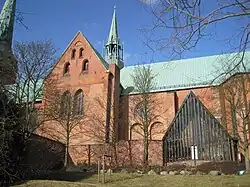 Außensicht auf Giebel des Süderquerschiffs und die Südervorhalle, dazwischen die beiden Gewölbeansätze der ehem. St. Rochus-Kapelle (2012)