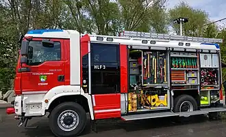 Seitenansicht des HLF 3 der FF Etsdorf, mit geöffneten Geräteräumen
