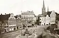 Klingenberg, um 1880. Hinter dem 1935 abgebauten neugotischen Brunnen Lübecks Nobelhotel Stadt Hamburg, das 1942 durch Fliegerbomben zerstört wurde