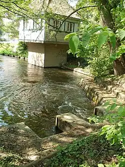 Auslass des Wakenitz-Dükers an der Nordseite des Krähenteiches (mit Pegelhäuschen)