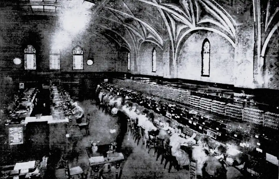 Vermittlungsamt für Orts- und Ferngespräche im Handbetrieb.