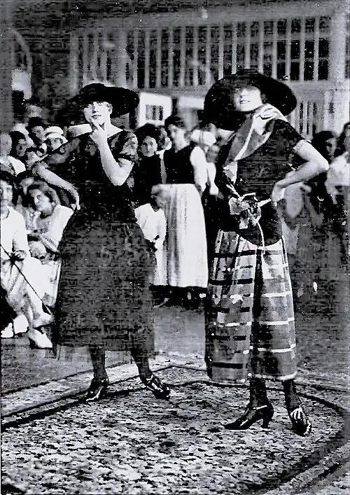 links: Kleid aus schwarzem Seidenkaschmir mit Spanischen Spitzen garniert. Pagodenärmel und grünem Seidengürtel mit Rosetten und Perlen garniert. rechts:&nbsp;Nachmittagskleid aus gestreiftem Changement-Taffet mit Taille aus braunem Velvet.