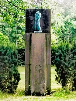 Hände der lübeckischen Schwesternschaft vom Deutschen Roten Kreuz auf dem Vorwerker Friedhof