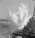 Detonation einer Wasserbombe geworfen vom britischen Schiff Ceylon (5. Januar 1944).