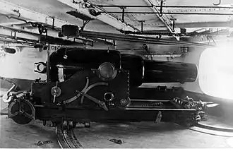 Typ: RML 7 inch 22,9-cm-Vorderladerschütz (Rifled Muzzle Loader (RML)) in einem Schiffsdeck eingebaut