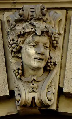 Gesicht mit Weintrauben und Weinlaub.