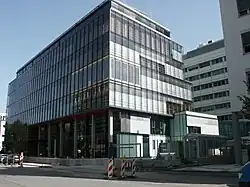 Gläsernes Bürogebäude in einem Komplex von weiteren Bürogebäuden