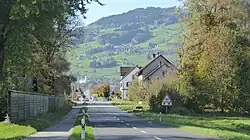 Dorfausgang von Haag, hinten am Ende der Strasse die Kirche Gams