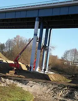 Schutzvlies gegen Streuflug wird angebracht