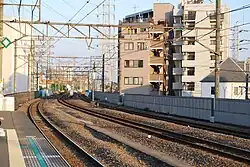 Mit Blick auf Hamakawasaki verlaufen die Tōkaidō-Güterlinie und die Nambu-Zweiglinie parallel zum Bahnhof Hamakawasaki (April 2010)
