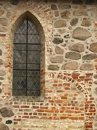 Südfenster und vermauertes ehemaliges Portal