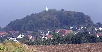 Blick von Südosten von der L&nbsp;3232 über Rothwesten hinweg zum Häuschensberg mit der Volkssternwarte Rothwesten