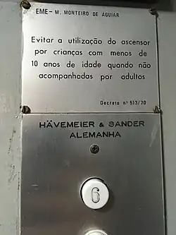 Schild im Aufzug eines Wohnhauses in Aveiro, Portugal, 2025