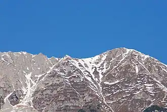 Nordkette von Innsbruck aus, in Bildmitte die Bergstation Hafelekar, rechts (östlich) die Hafelekarspitze
