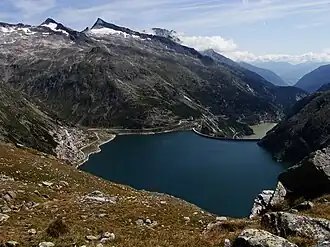 Oberes Maltatal mit Kölnbreinspeicher Links Hafnergruppe, rechts Hochalmgruppe