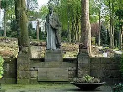Ehrengrab mit Statue auf dem Hagener Remberg-Friedhof