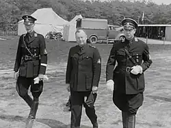Ankunft von Anton Mussert (Mitte)